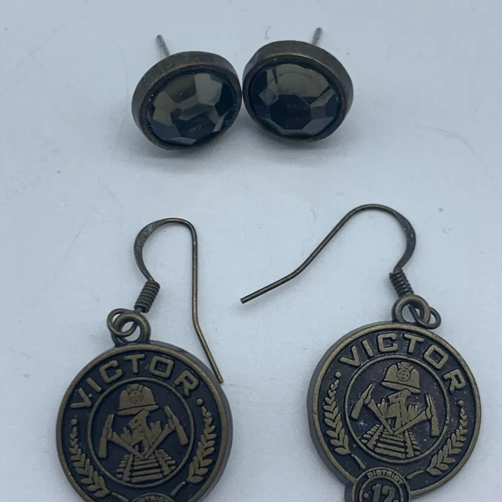 LION’S Gate 2013 Hunger Games district 12 “victor” earrings with insignia